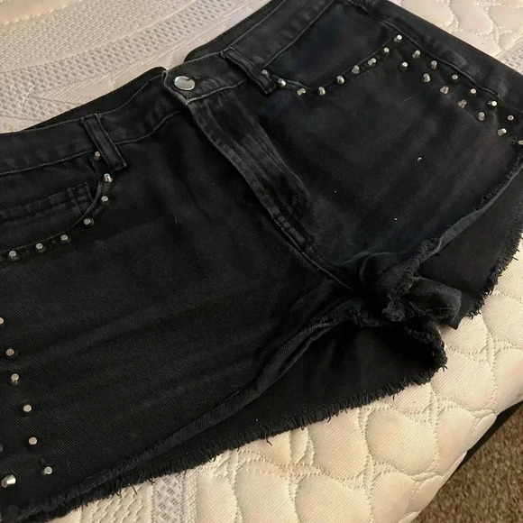 Forever 21 black Jean shorts with studs size 28 - Picture 1 of 6